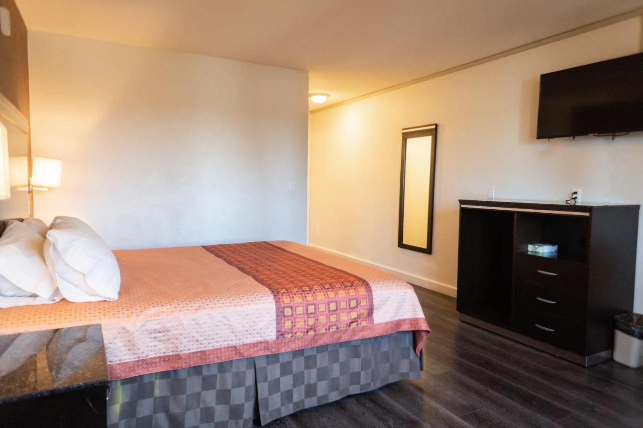 Maywood Inn Bagian luar foto